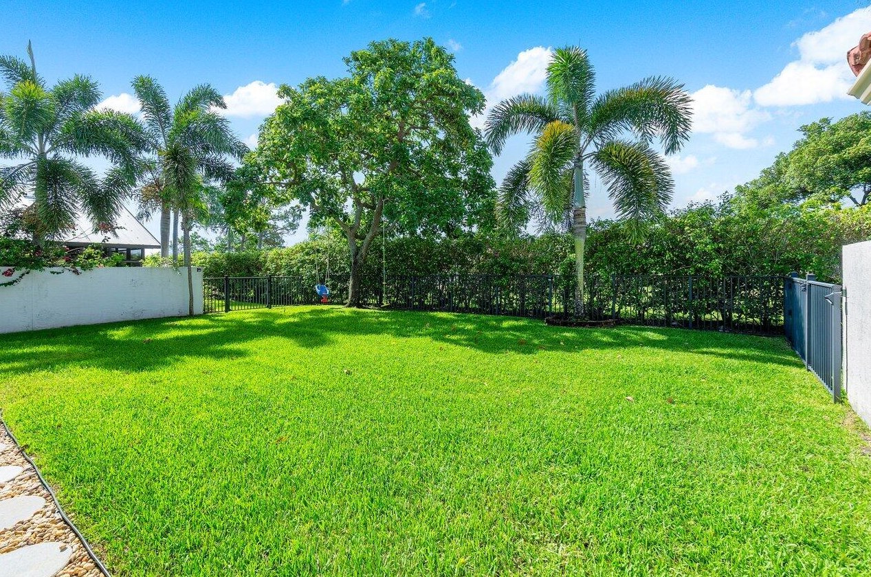 10496 Lexington Cir, Boynton Beach FL  33436-4555 exterior