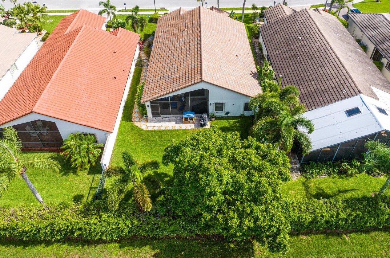 10496 Lexington Cir, Boynton Beach FL  33436-4555 exterior