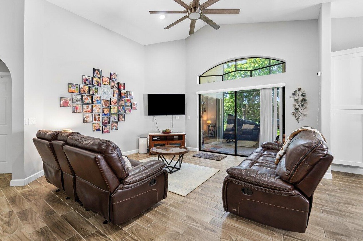 10496 Lexington Cir, Boynton Beach FL  33436-4555 exterior