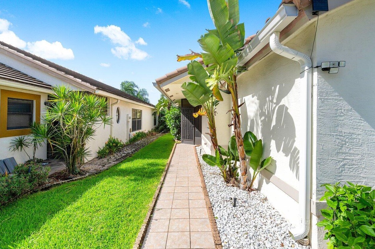 10496 Lexington Cir, Boynton Beach FL  33436-4555 exterior