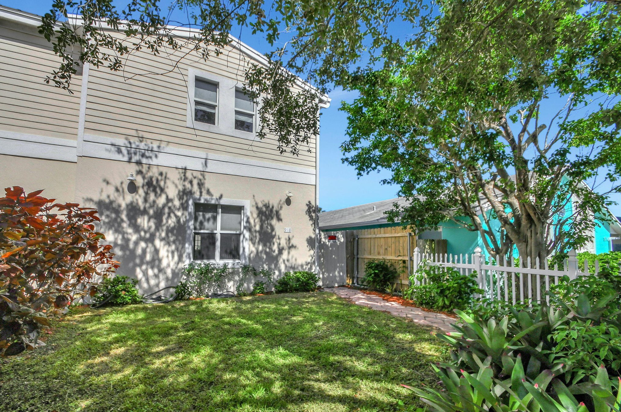 918 Federal Hwy, Lake Worth FL 33460-2656 exterior