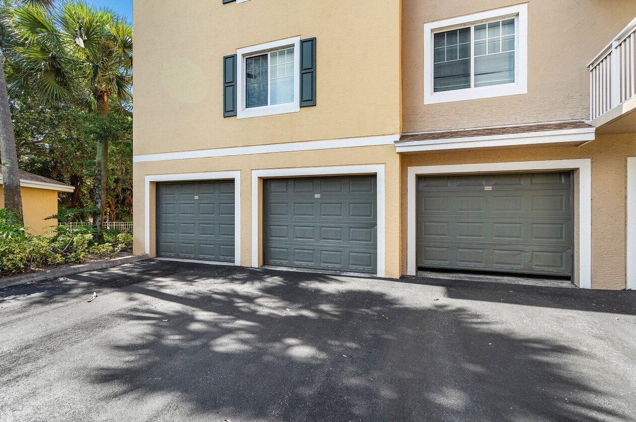 6400 Emerald Dunes Dr #201, West Palm Beach, FL 33411