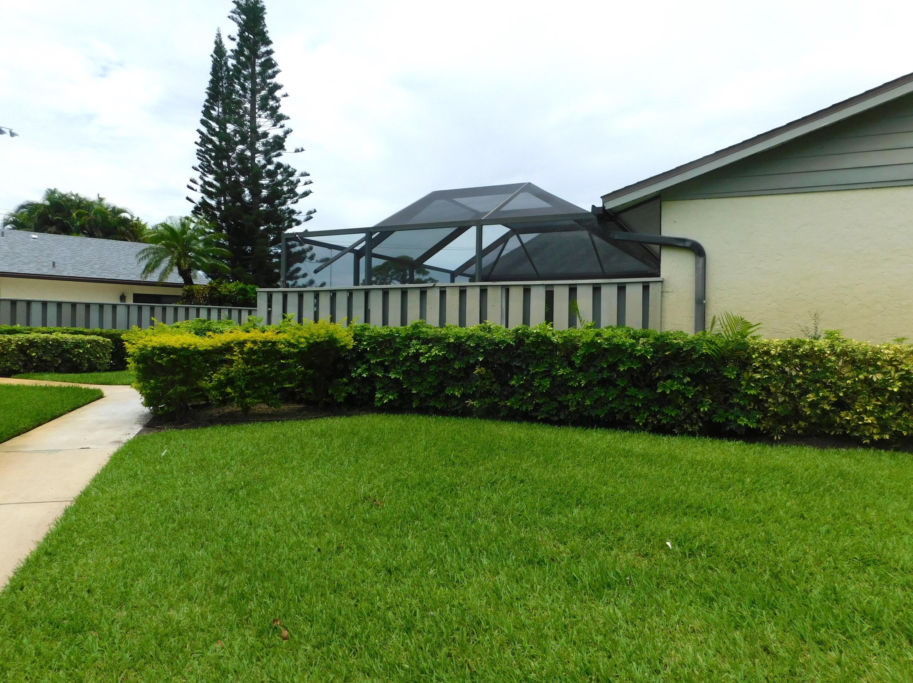 1337 Peppertree Trl, Fort Pierce FL 34950-5286 exterior