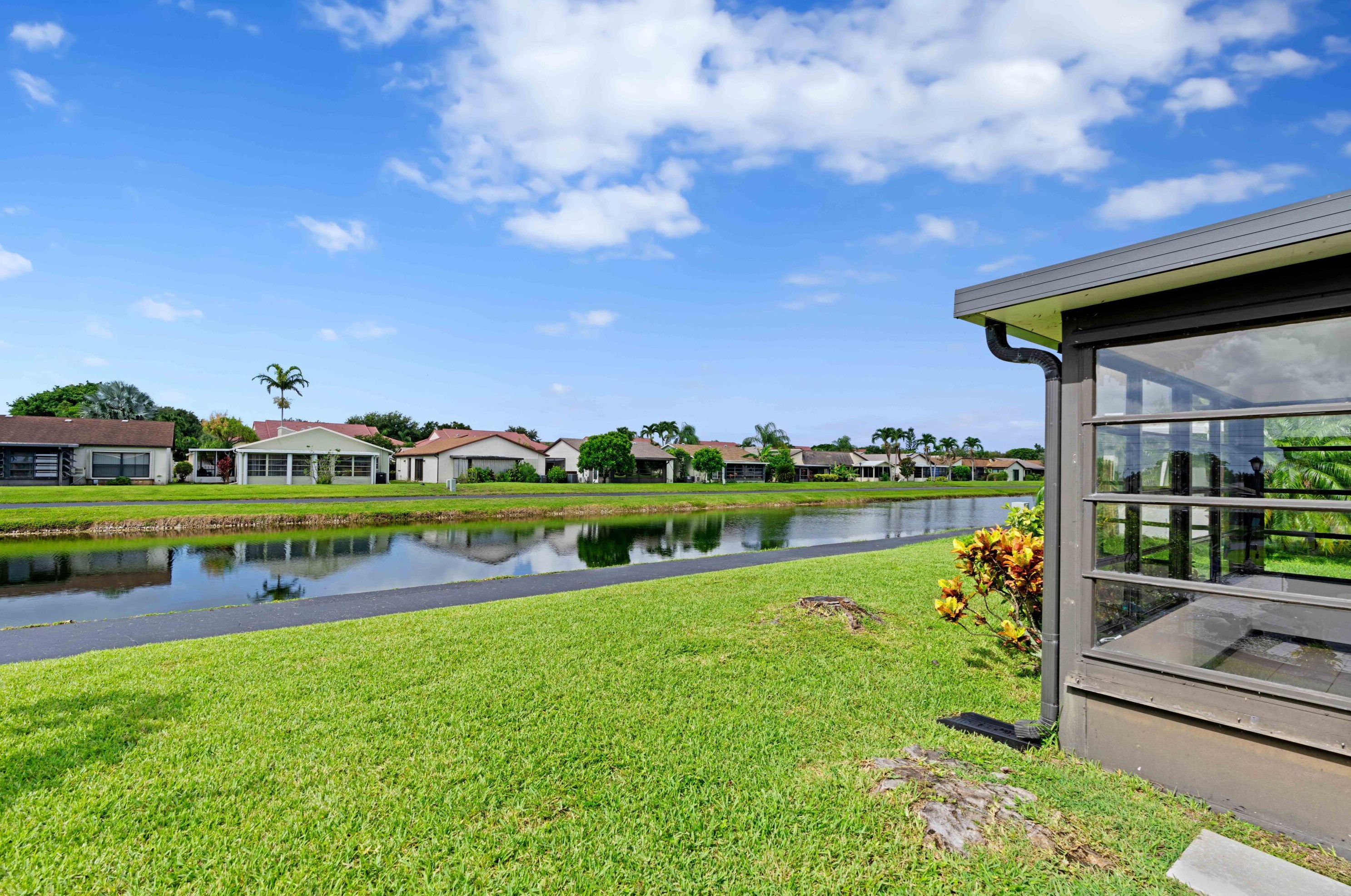 5128 Mirror Lakes Blvd, Boynton Beach FL  33472-1212 exterior