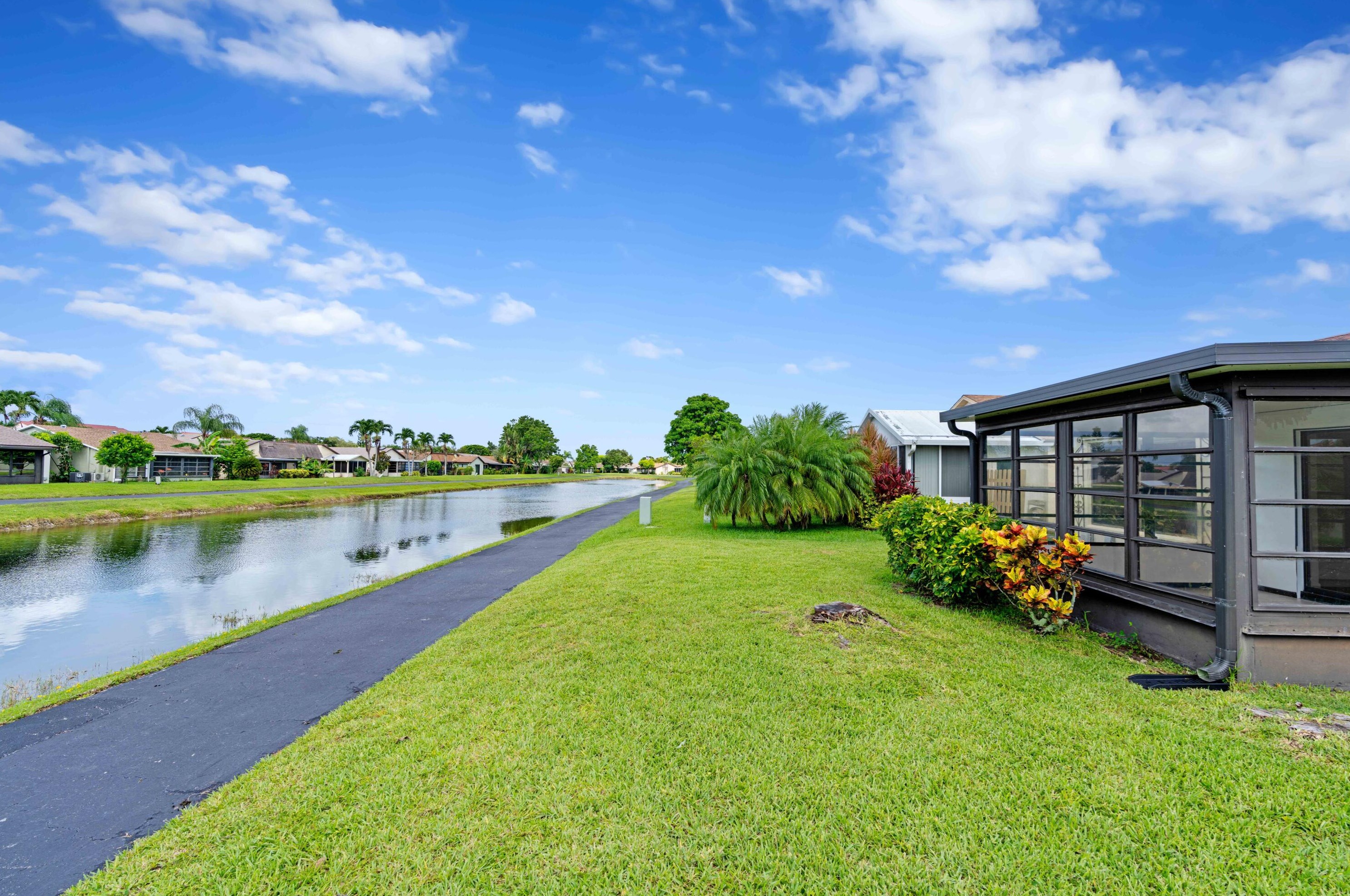 5128 Mirror Lakes Blvd, Boynton Beach FL  33472-1212 exterior