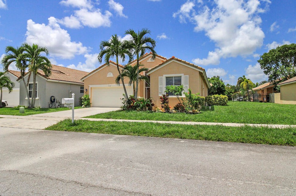 9567 Lago Dr, Boynton Beach FL  33472-2753 exterior