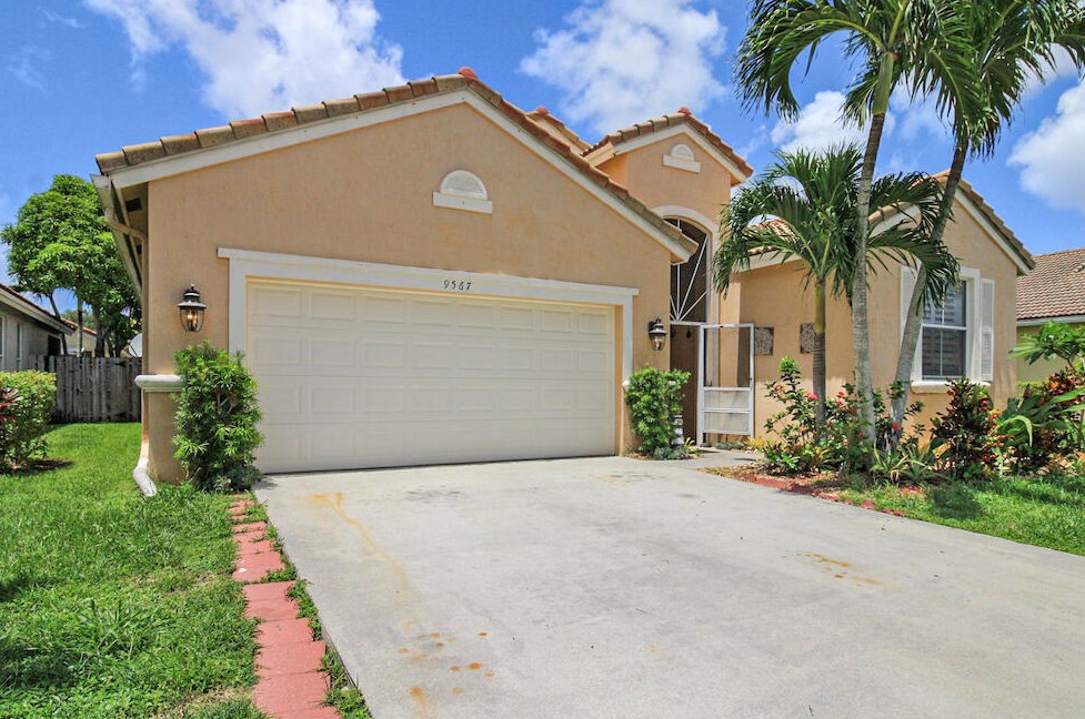 9567 Lago Dr, Boynton Beach, FL 33472