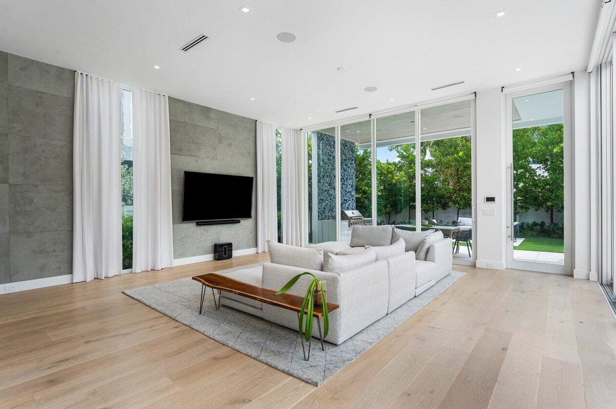 132 7 Ave, Delray Beach FL 33483-5244 exterior