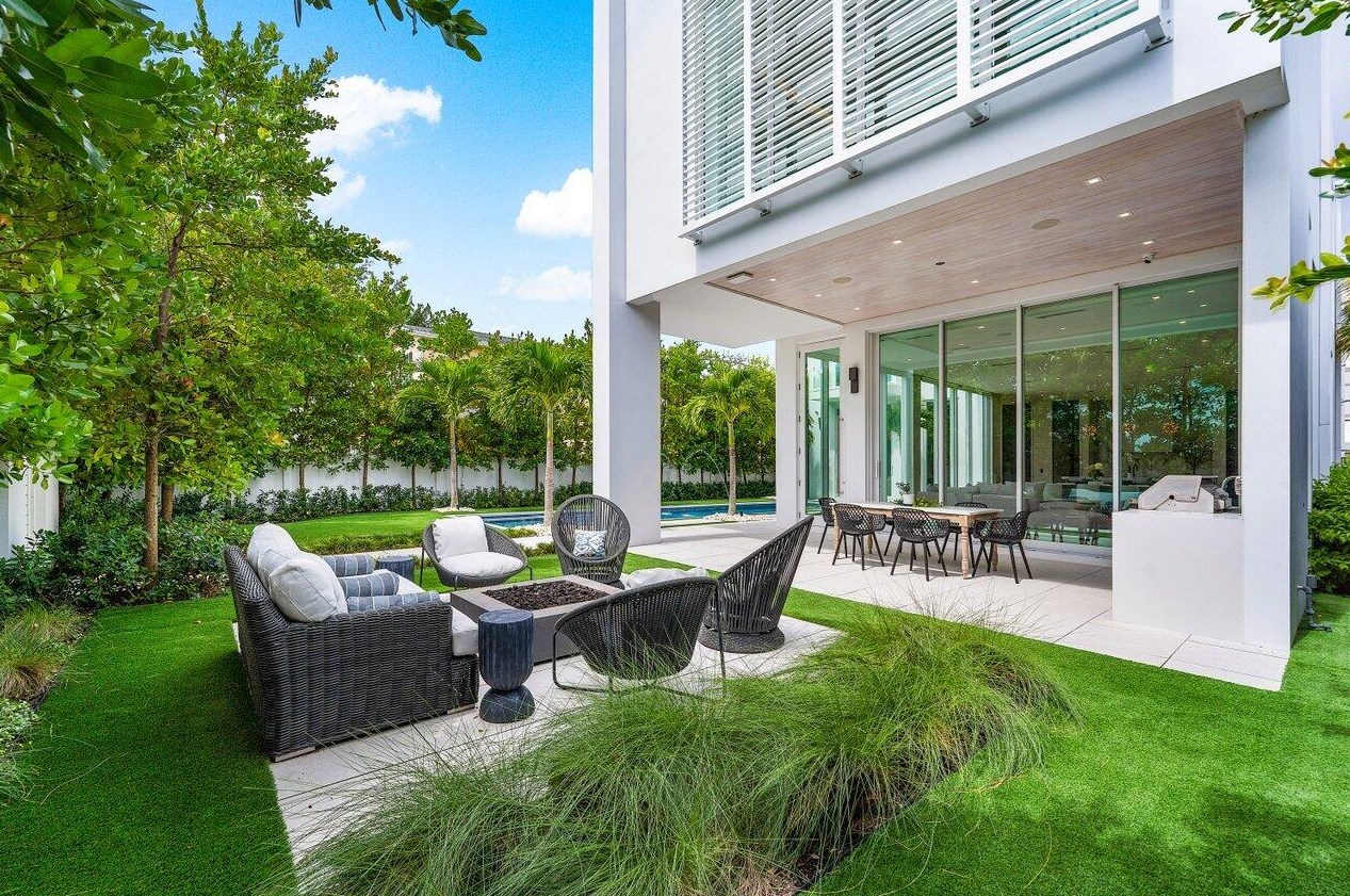 132 7 Ave, Delray Beach FL 33483-5244 exterior