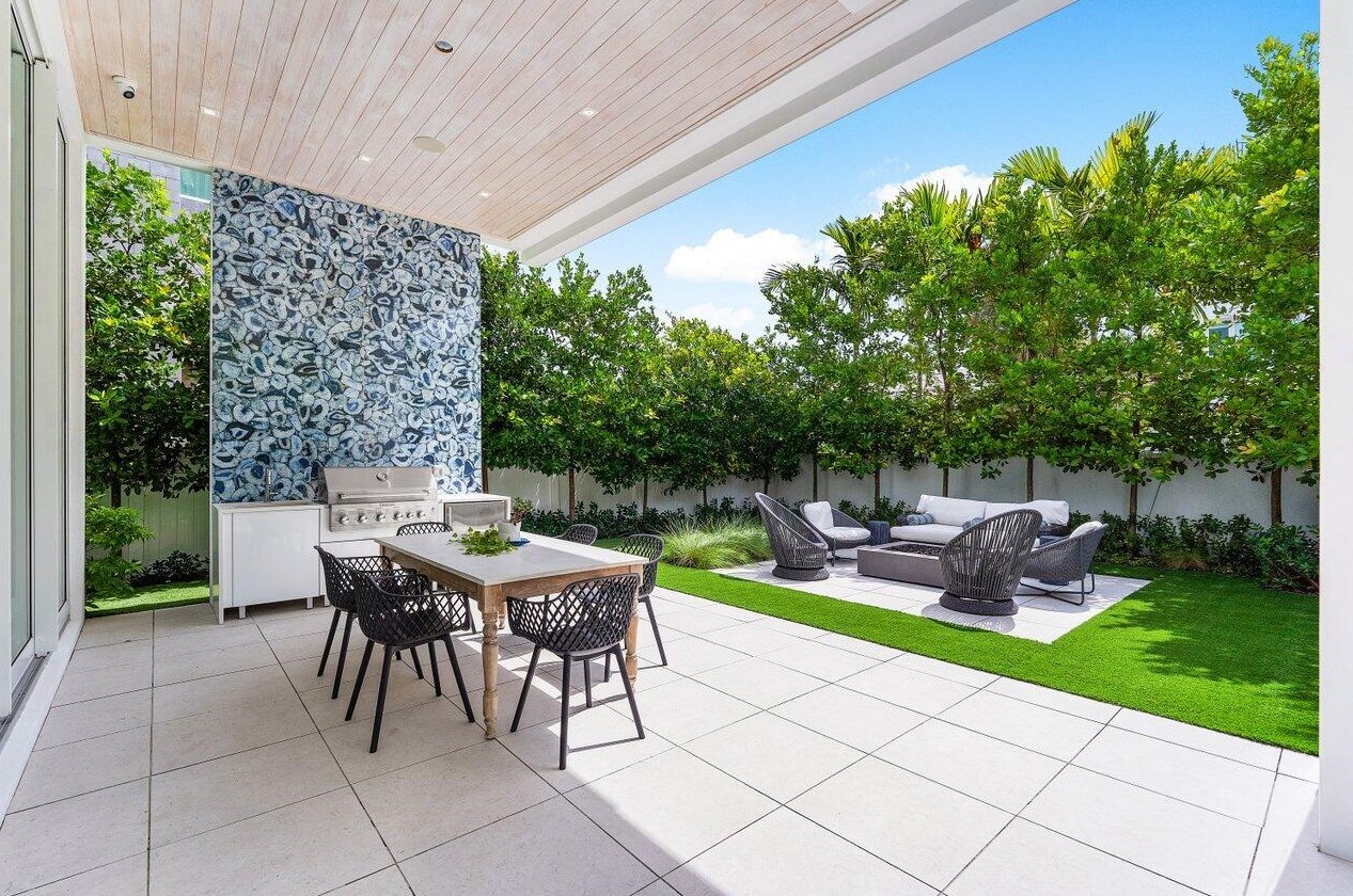 132 7 Ave, Delray Beach FL 33483-5244 exterior