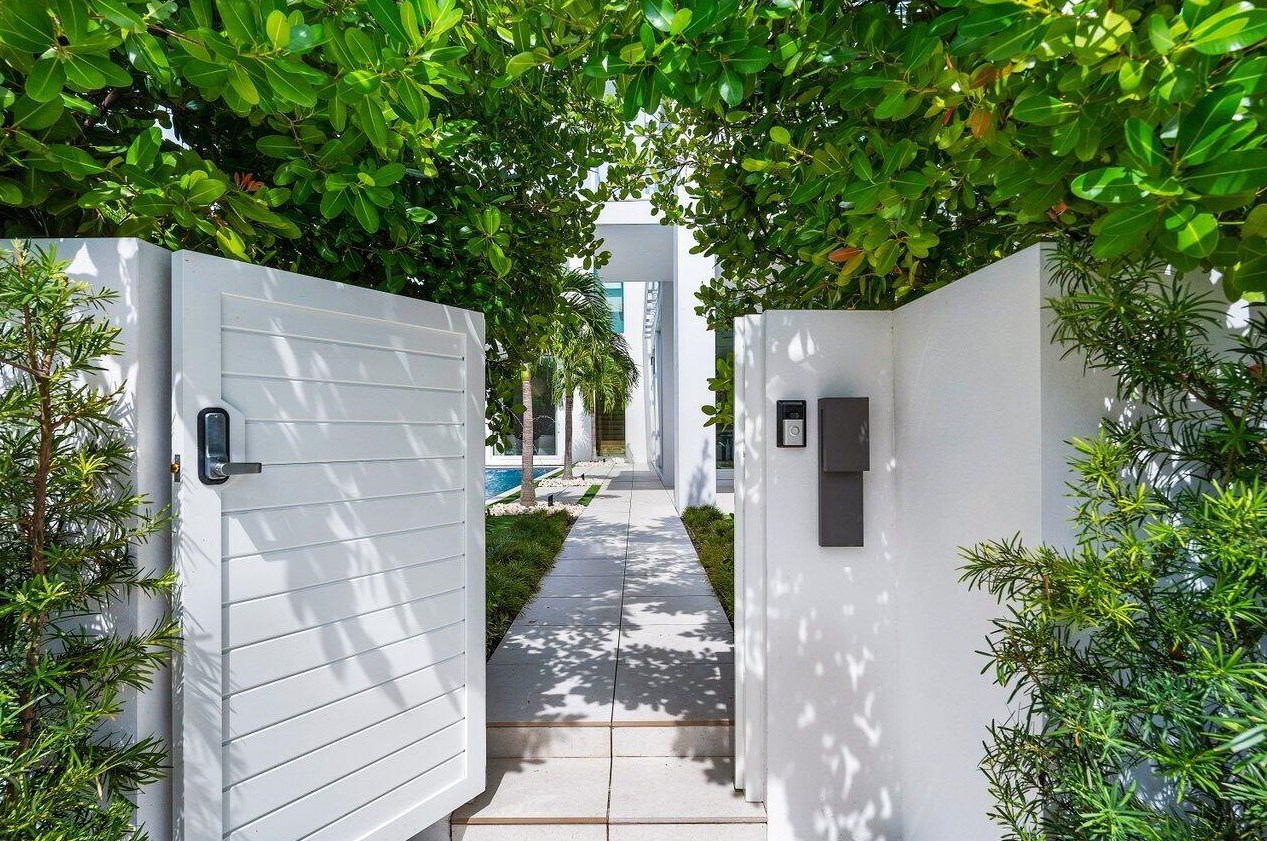 132 7 Ave, Delray Beach FL 33483-5244 exterior