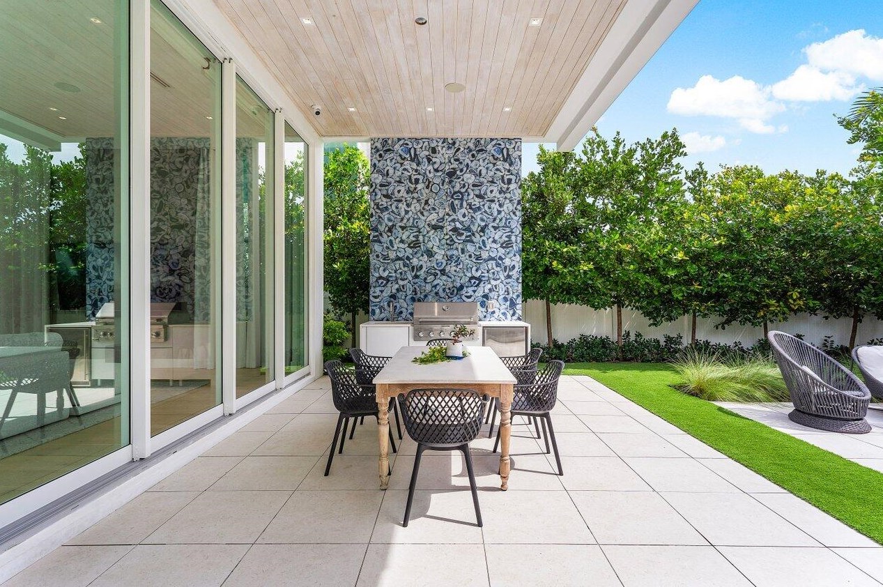 132 7 Ave, Delray Beach FL 33483-5244 exterior