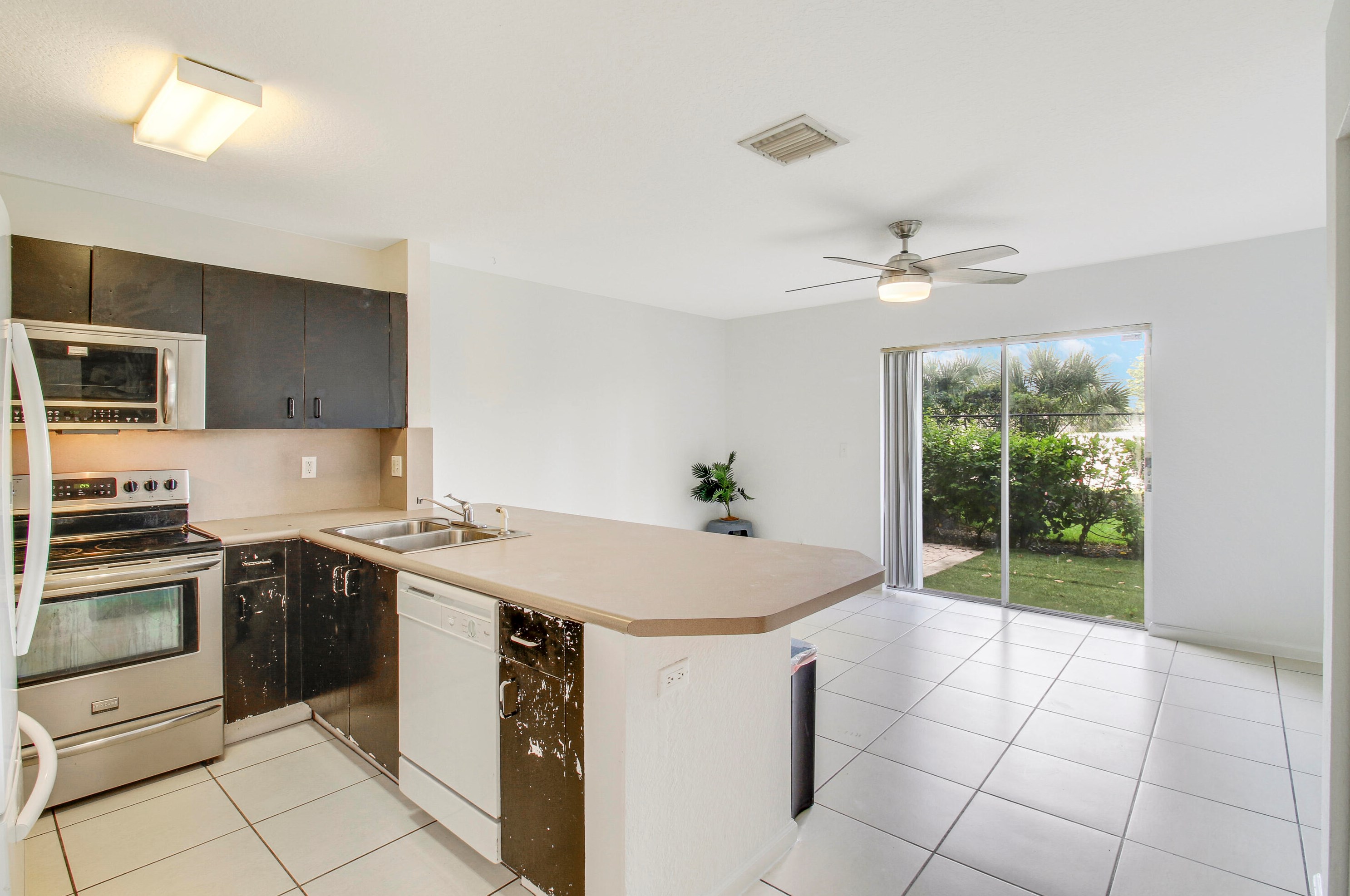 986 Summit Lake Dr, West Palm Beach, FL 33406