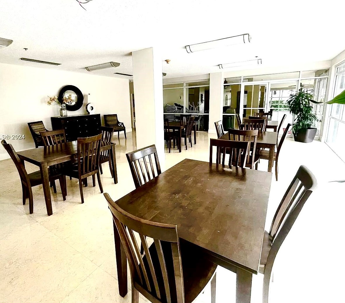 1420 Brickell Bay Dr, Miami FL  33131-3606 exterior