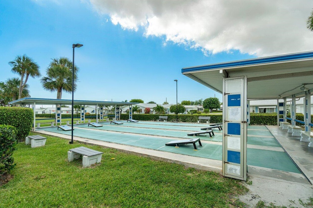 2397 11th Ave, Boynton Beach FL  33426-5317 exterior