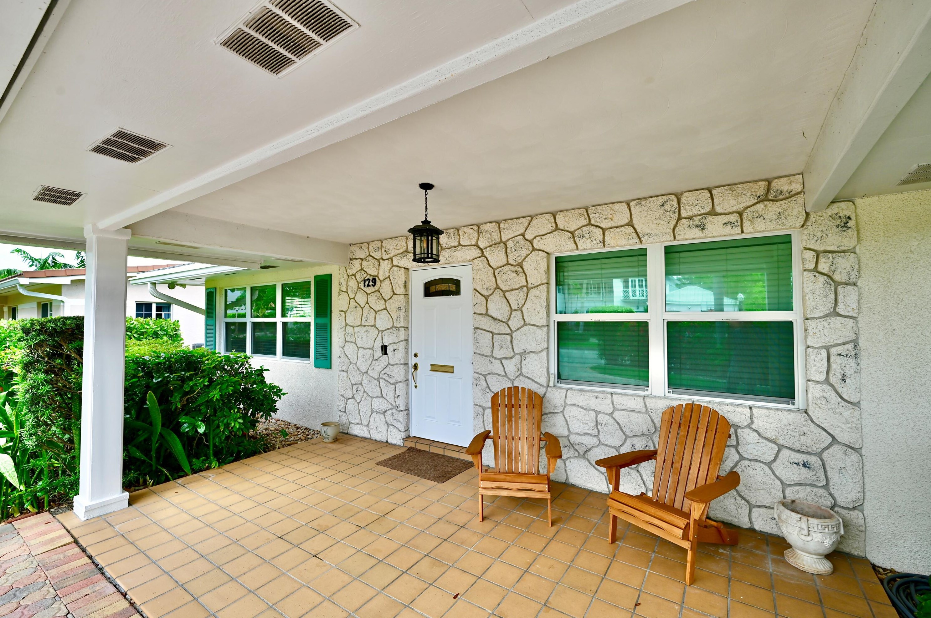 129 Alhambra Pl, West Palm Beach, FL 33405