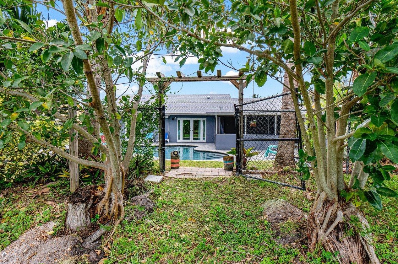 603 11th St, Boynton Beach FL  33426-2980 exterior