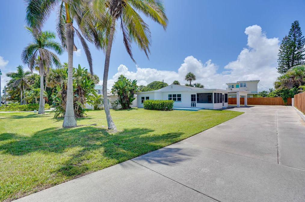 1117 Ocean Dr, Fort Pierce FL 34949-3358 exterior