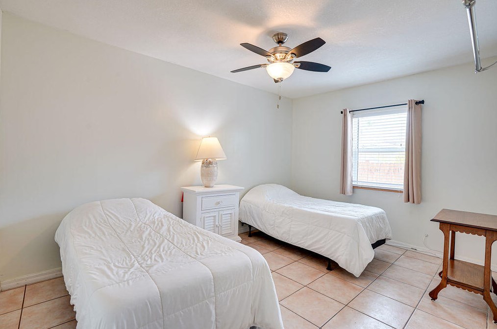 1117 Ocean Dr, Fort Pierce FL 34949-3358 exterior