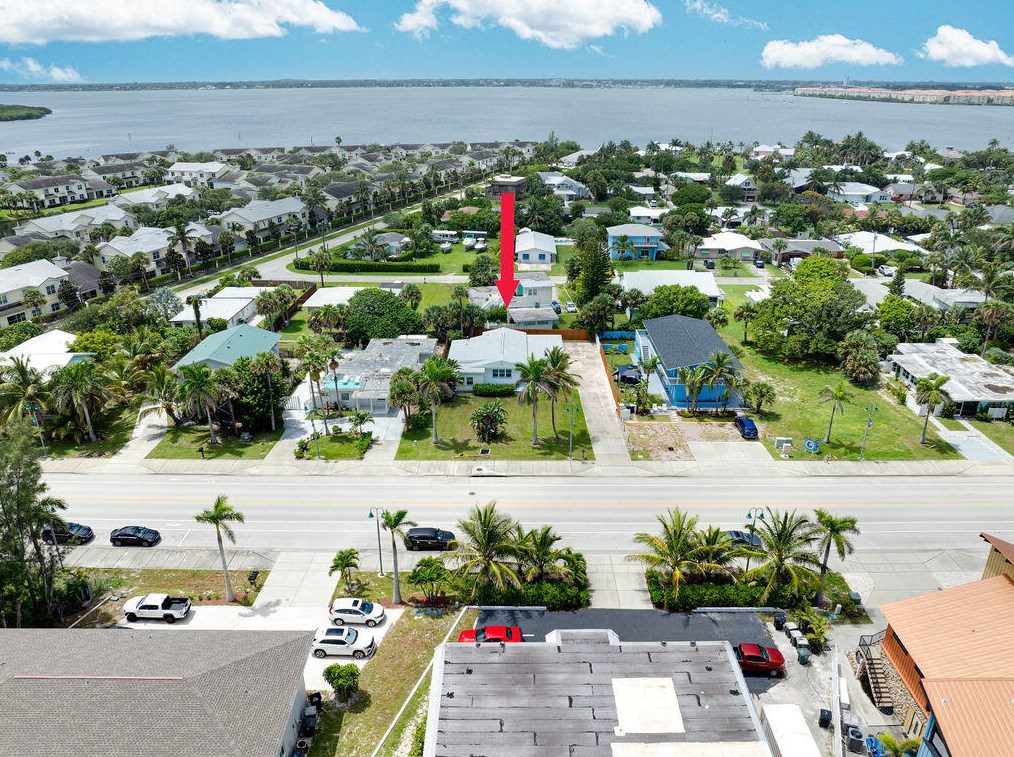 1117 Ocean Dr, Fort Pierce FL 34949-3358 exterior