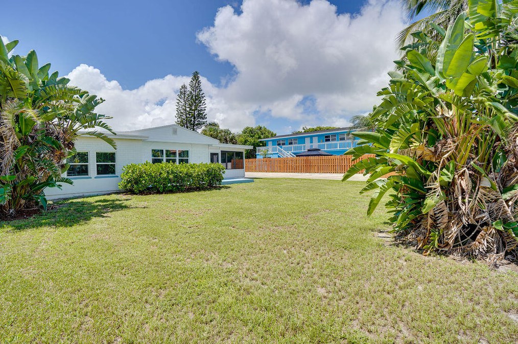 1117 Ocean Dr, Fort Pierce FL 34949-3358 exterior