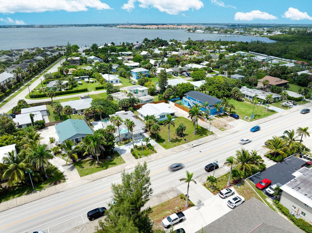 1117 Ocean Dr, Fort Pierce FL 34949-3358 exterior