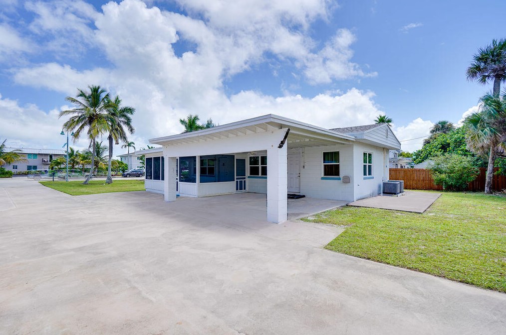 1117 Ocean Dr, Fort Pierce FL 34949-3358 exterior