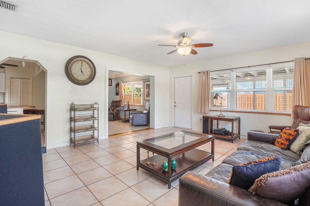 1117 Ocean Dr, Fort Pierce FL 34949-3358 exterior