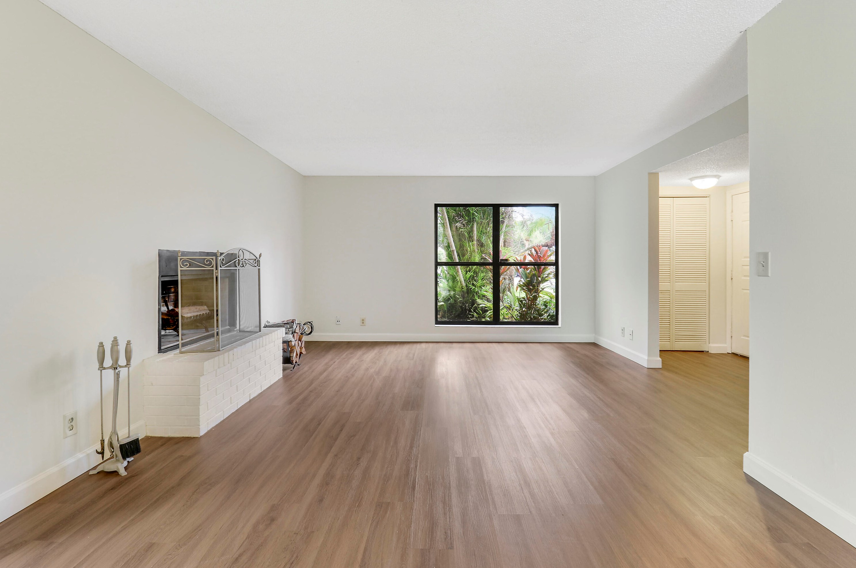 313 Sandtree Dr, West Palm Beach, FL 33403