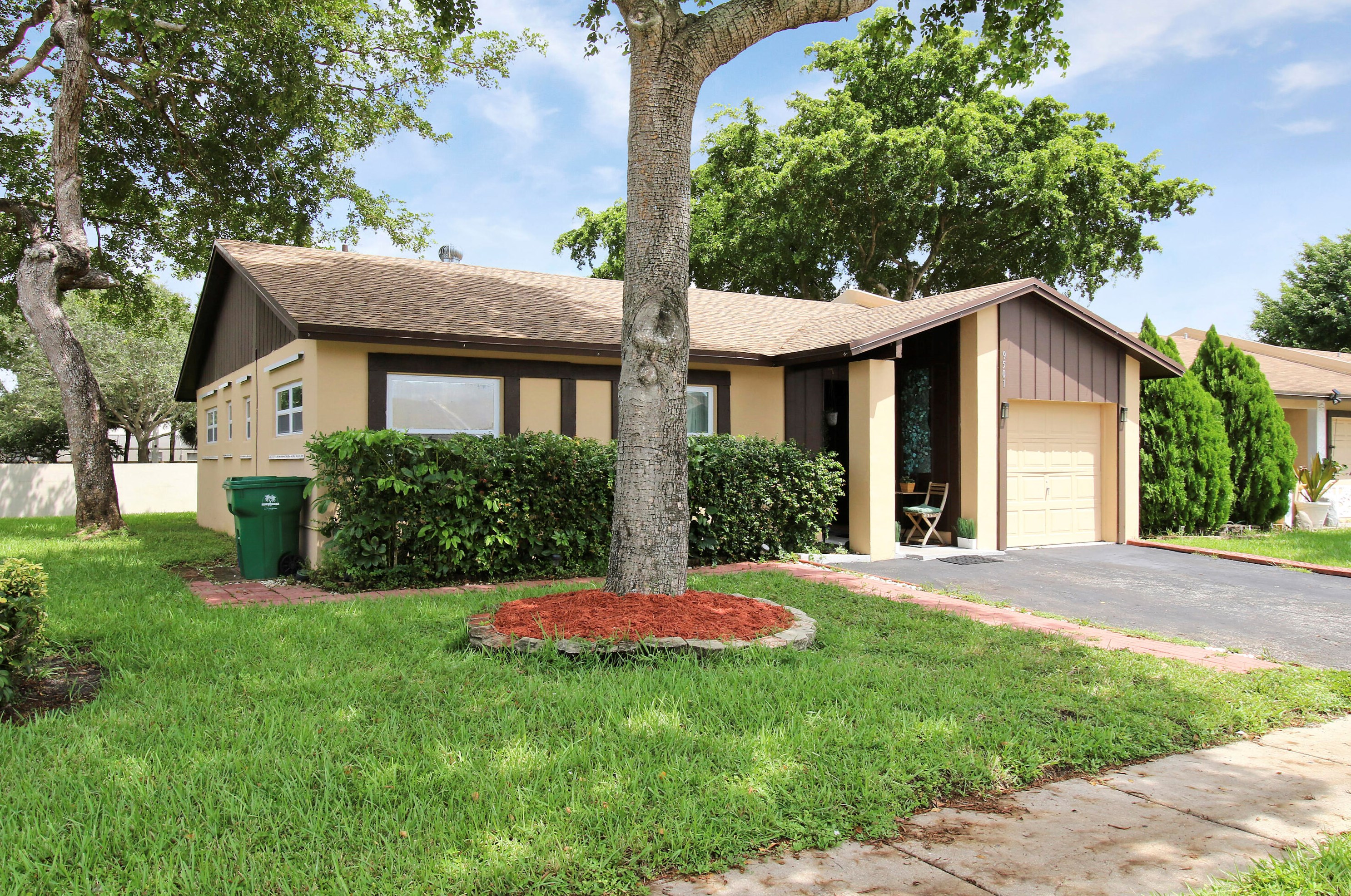 9501 W Heather Ln, Hollywood, FL 33025