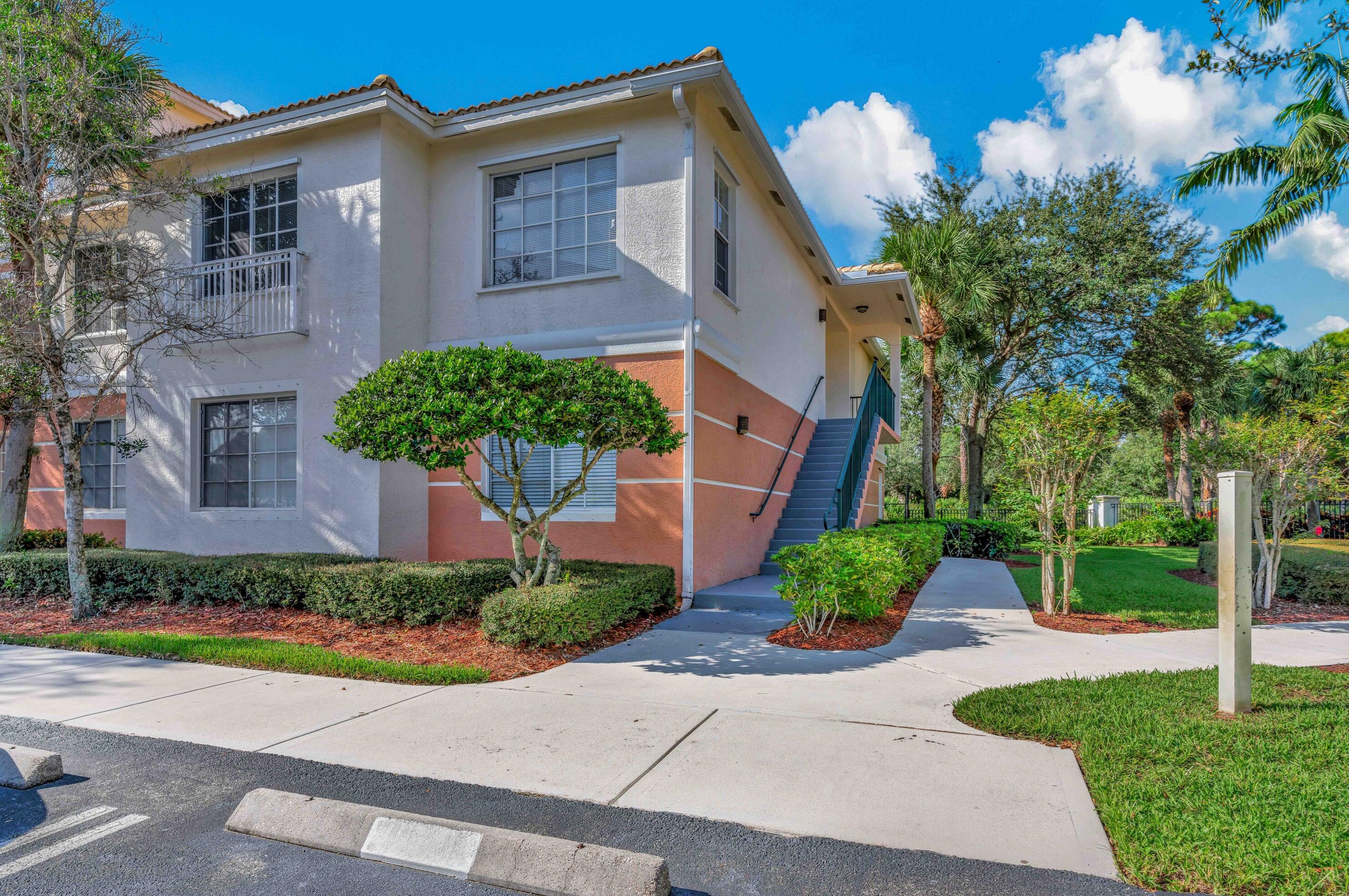 1211 Myrtlewood Cir E, West Palm Beach, FL 33418