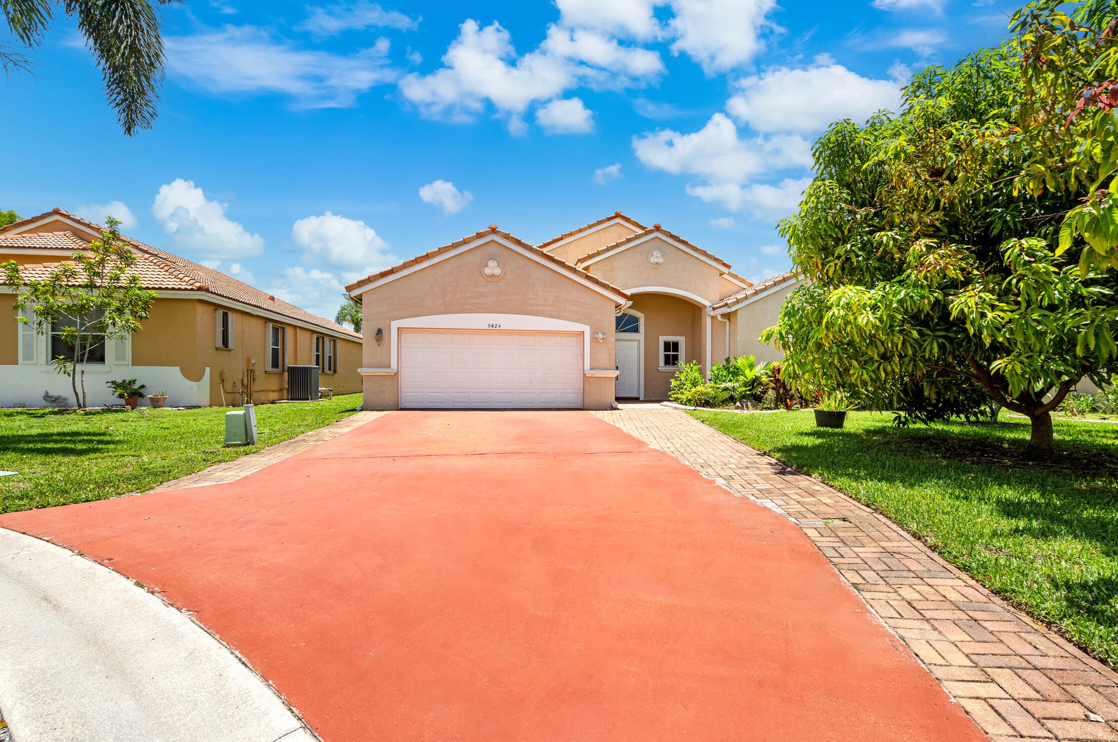 9424 Lago Dr, Boynton Beach, FL 33472