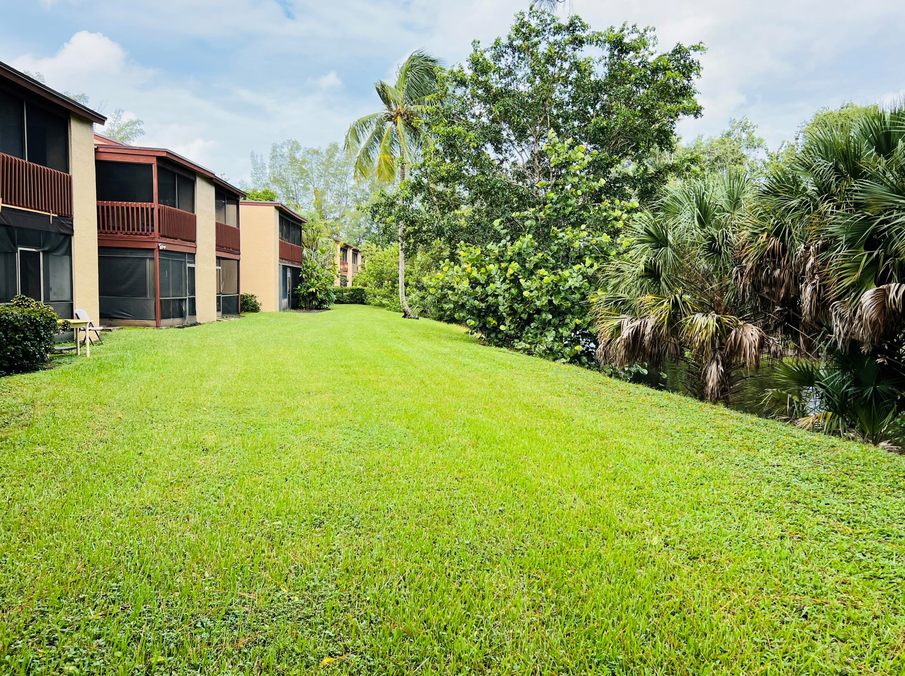 1407 Lakeview Dr, West Palm Beach, FL 33411-8781