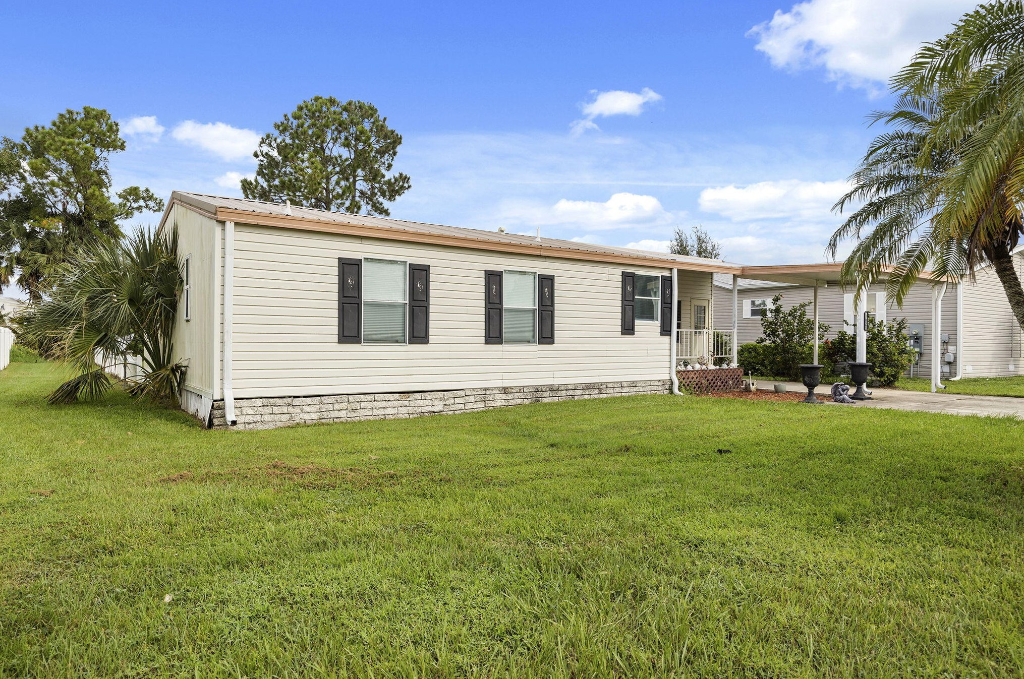 1657 Elkhart Cir, Tavares, FL 32778