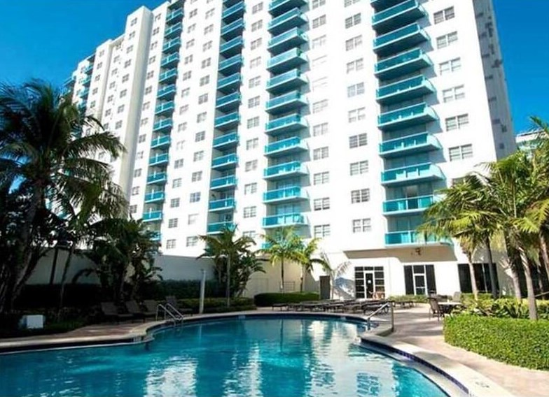 4001 Ocean Dr, Hollywood FL  33019-3005 exterior