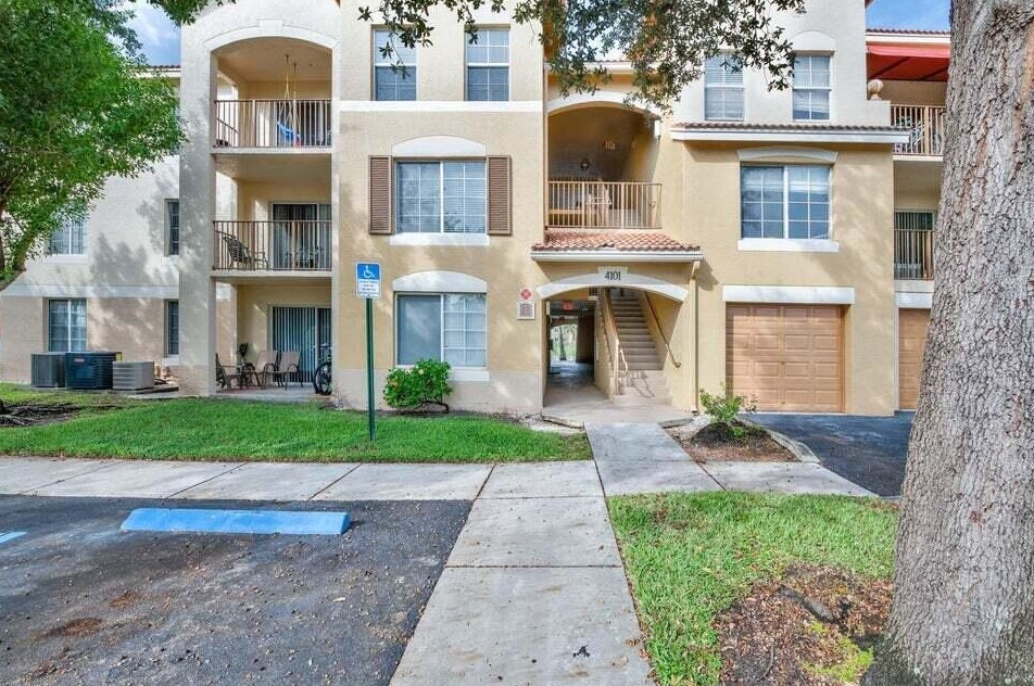 4101 San Marino Blvd #301, West Palm Beach, FL 33409