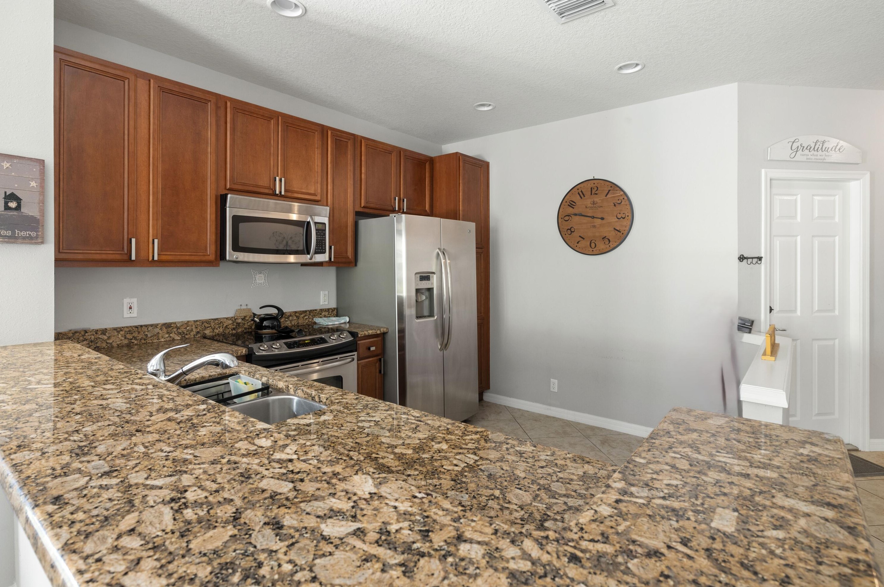 9651 Lago Dr, Boynton Beach FL 33472-2753 exterior