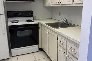 113 Berkshire E, West Palm Beach, FL 33417 - Photo 2