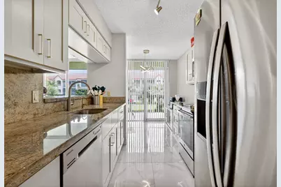 110 Half Moon Circle, Unit #D2, Hypoluxo, FL 33462 - Photo 4