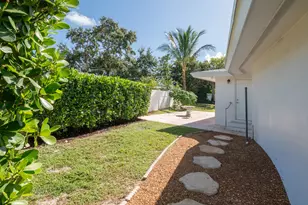 7504 Pine Tree Ln, Lake Clarke Shores, FL 33406 - Photo 24