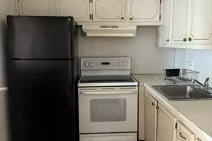 8 Canterbury A, West Palm Beach, FL 33417 - Photo 2