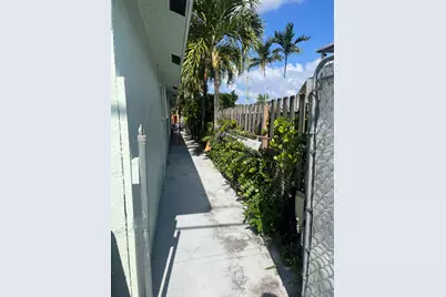 820 W Lakewood Road, West Palm Beach, FL 33405 - Photo 18