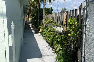 820 W Lakewood Rd, West Palm Beach, FL 33405 - Photo 18