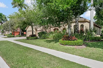 10513 Versailles Boulevard, Wellington, FL 33449 - Photo 4