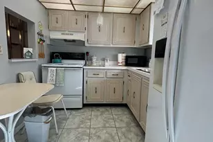 725 Lori Dr, Palm Springs, FL 33461 - Photo 6