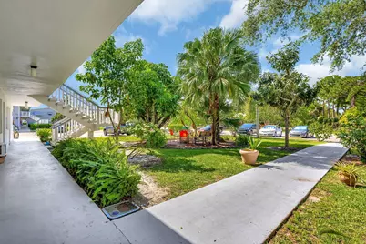 398 Sheffield Q, West Palm Beach, FL 33417 - Photo 8