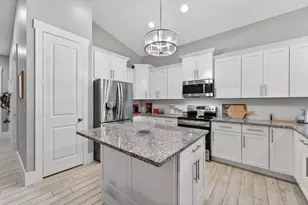 443 SE Dolphin Dr, Stuart, FL 34996 - Photo 4