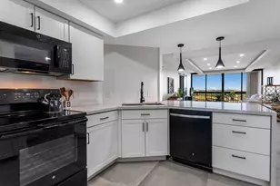 2425 Presidential Way, West Palm Beach, FL 33401 - Photo 2