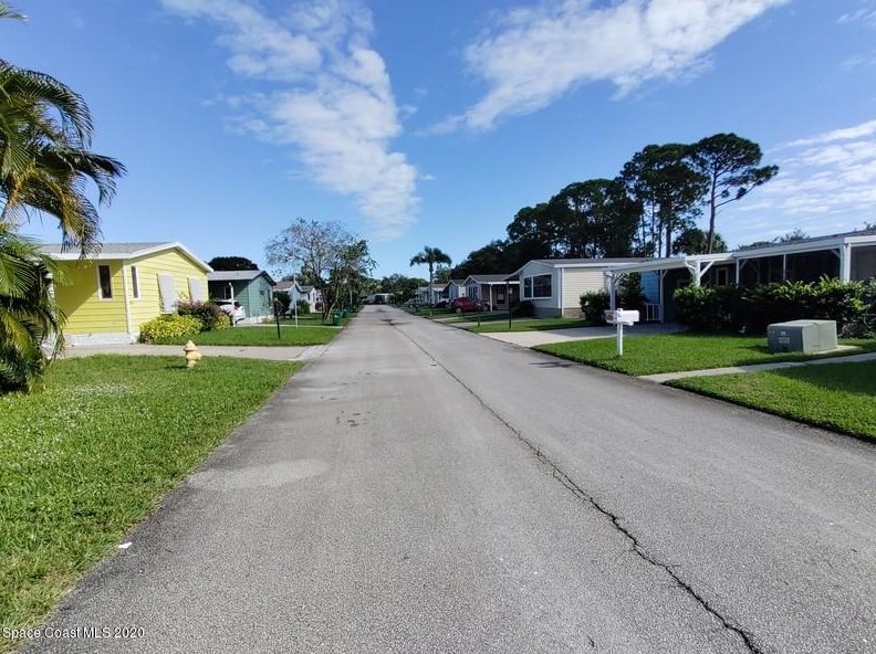 4415 Twin Lakes Dr, Melbourne, FL 32934-7186