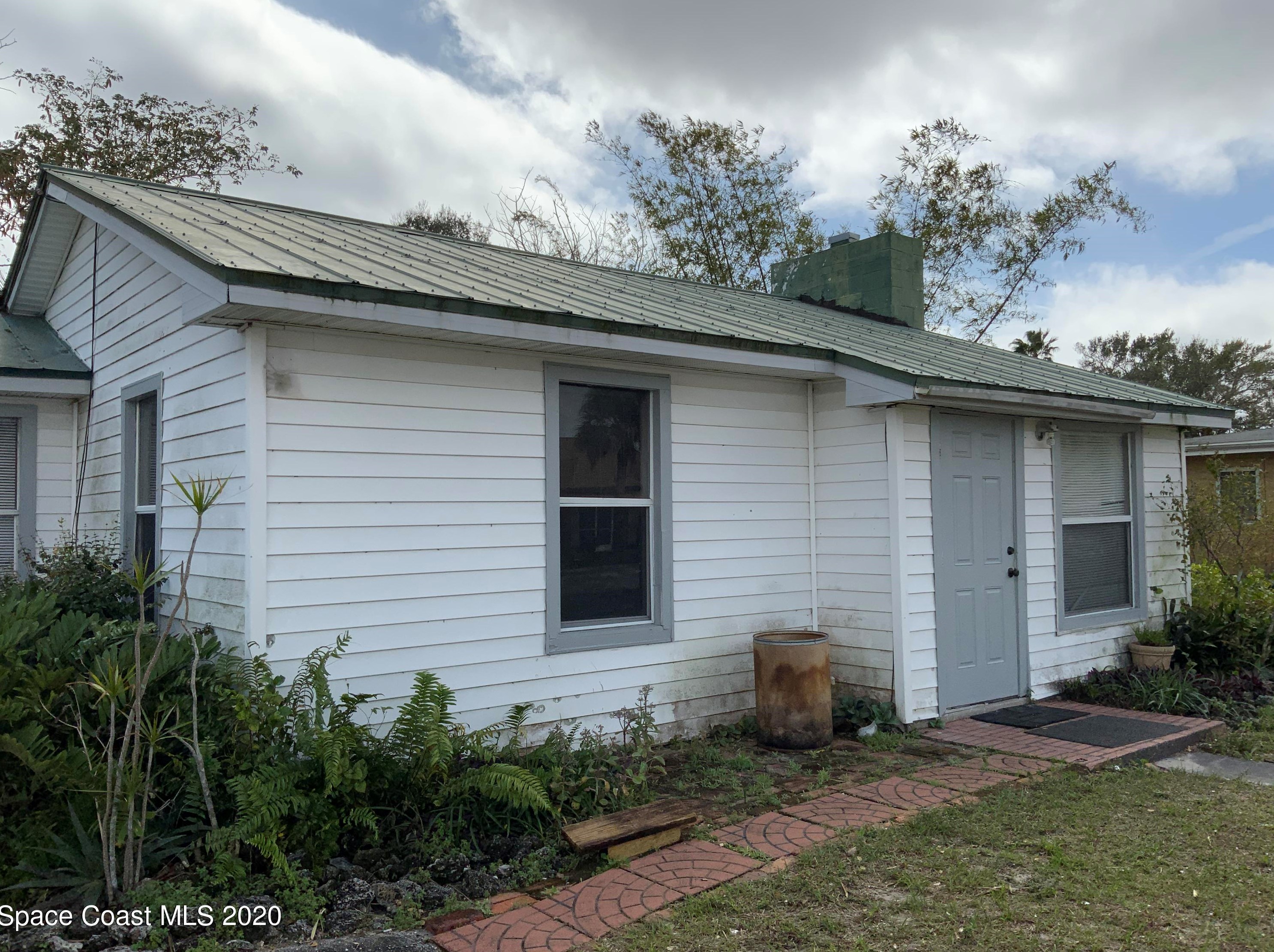 2582 Victoria Dr, Melbourne, FL 32905-2532